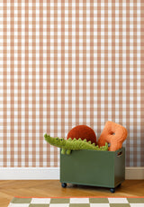Papier peint Grand Vichy coloris Terracotta Doux dans une chambre d'enfant avec jouet crocodile