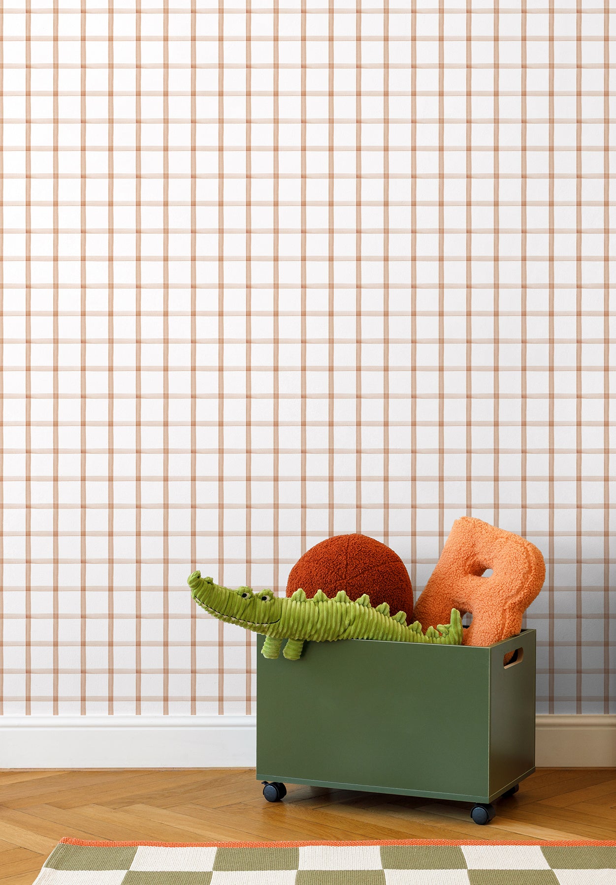 Papier peint Quadrille coloris Terracotta Doux dans une chambre d'enfant avec jouet crocodile