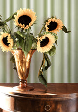 Papier peint Julia coloris Vert Olive dans un salon avec tournesols