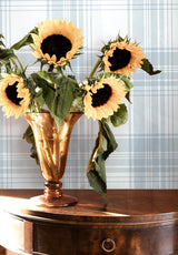 Papier peint Tartan coloris Ciel dans un salon avec tournesols