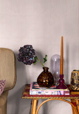 Papier peint Julia coloris Rose Bonbon dans une chambre avec objets décoratifs